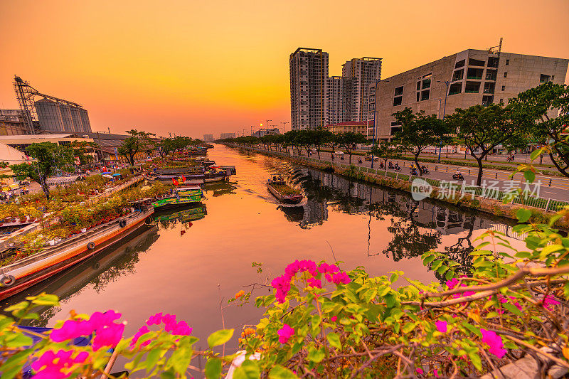 春天的西贡，运河上的船，运输春天的花为Tet到benbinh Dong露天市场，越南人高兴与农历新年，越南